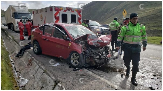 Dos muertos y tres heridos deja choque entre un auto y una camioneta